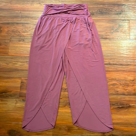 Beautiful Athleta Yoga Pants - Like New Condition - Picture 1 of 4